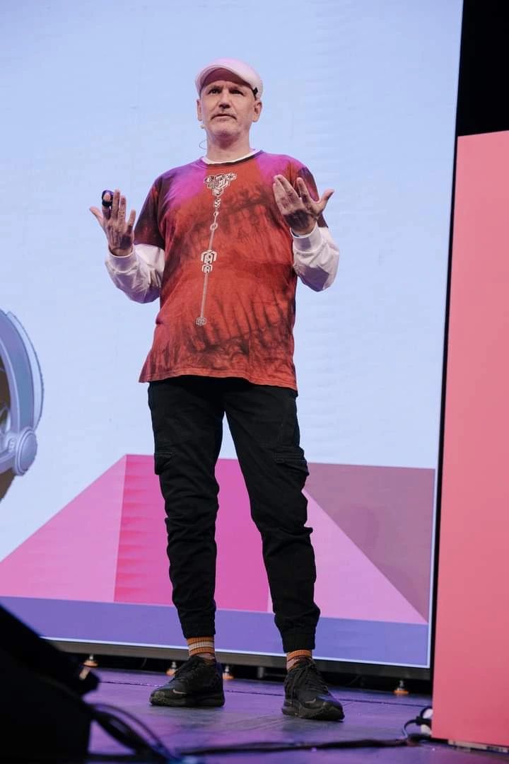 Aharon Haravon on stage at HeapCon